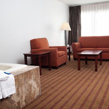 Express Inn & Suites Гринвилл Экстерьер фото
