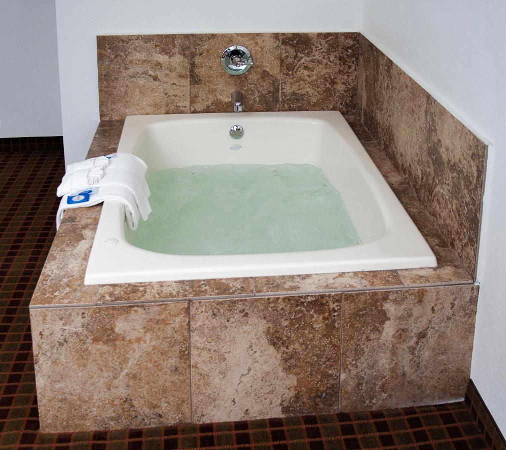 Express Inn & Suites Гринвилл Экстерьер фото