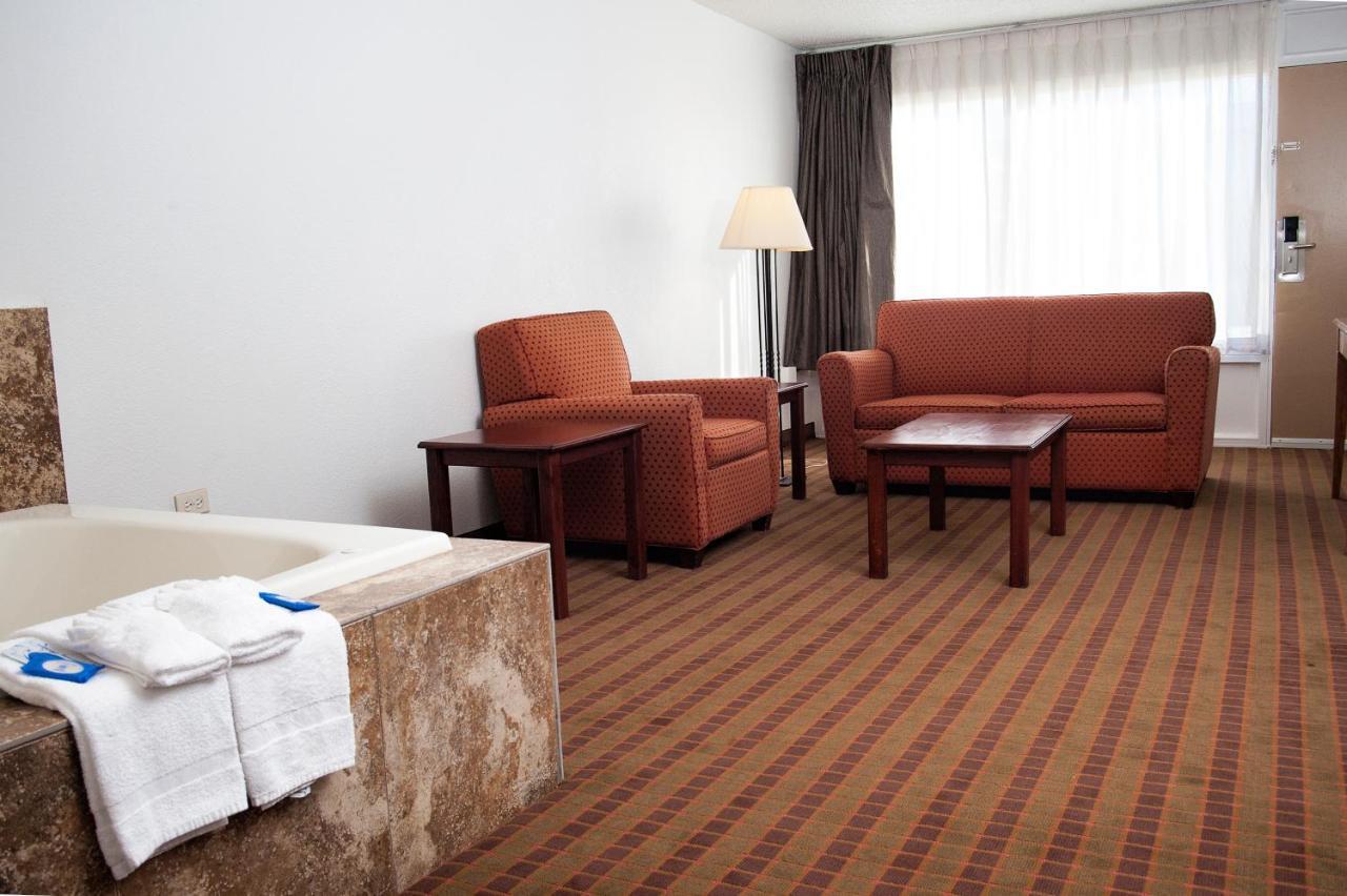 Express Inn & Suites Гринвилл Экстерьер фото